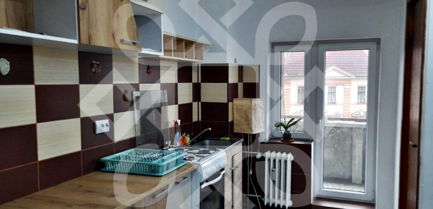 Apartament cu trei camere de inchiriat pe Magheru