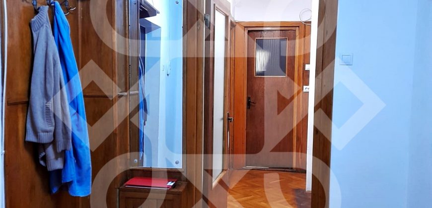 Apartament cu trei camere de inchiriat pe Magheru