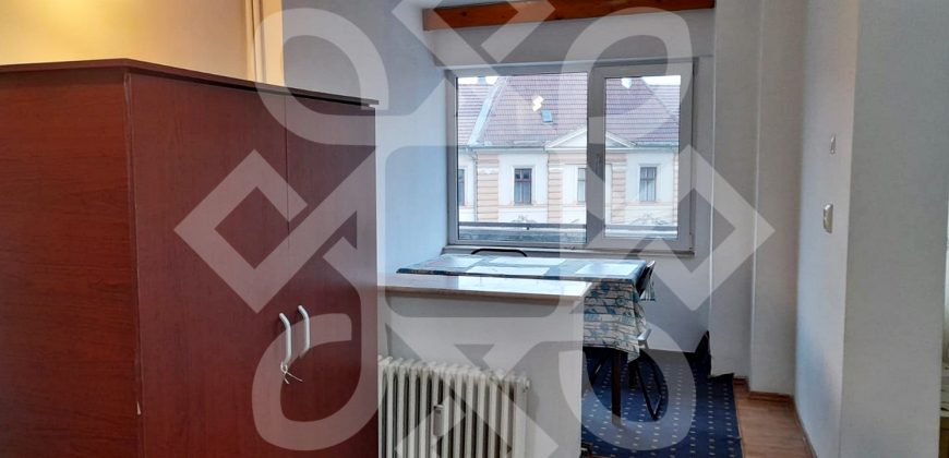 Apartament cu trei camere de inchiriat pe Magheru