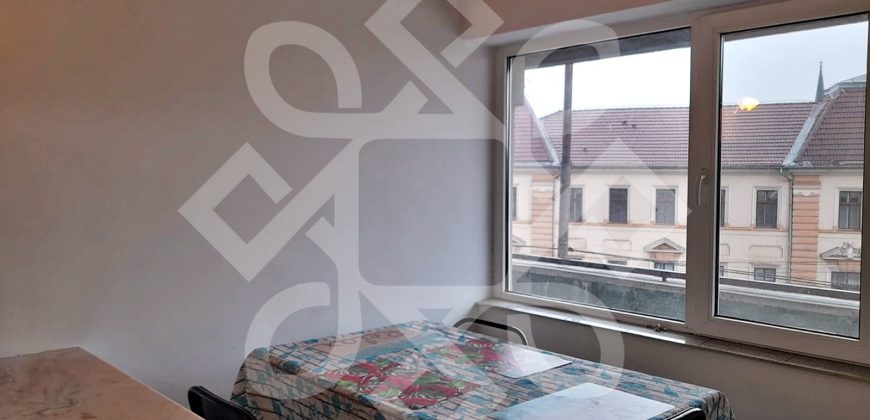 Apartament cu trei camere de inchiriat pe Magheru