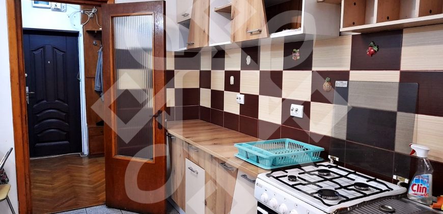 Apartament cu trei camere de inchiriat pe Magheru
