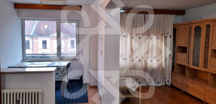 Apartament cu trei camere de inchiriat pe Magheru