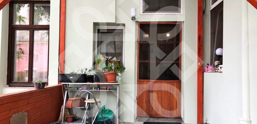 Apartament ultracentral cu 1 camera la curte comuna de vanzare