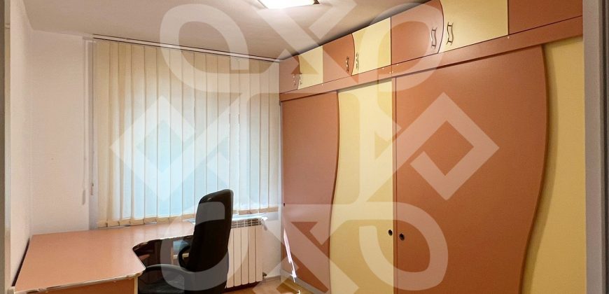 Apartament cu 4 camere de inchiriat in zona Decebal