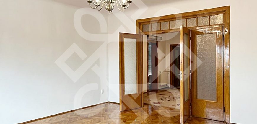 Apartament spatios cu 3 camere de vanzare, central, Oradea