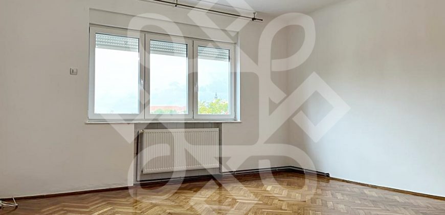 Apartament spatios cu 3 camere de vanzare, central, Oradea