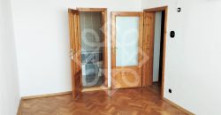 Apartament cu 3 camere de vanzare, zona Lacul Rosu