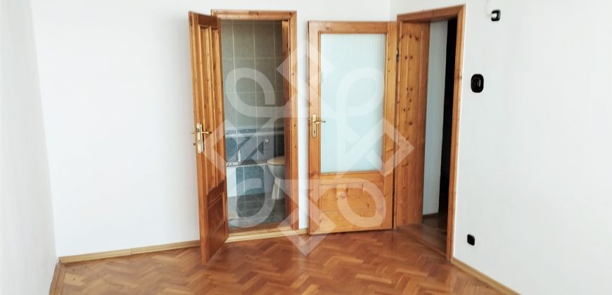 Apartament cu 3 camere de vanzare, zona Lacul Rosu