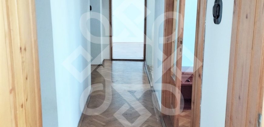 Apartament cu 3 camere de vanzare, zona Lacul Rosu