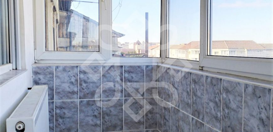 Apartament cu 3 camere de vanzare, zona Lacul Rosu