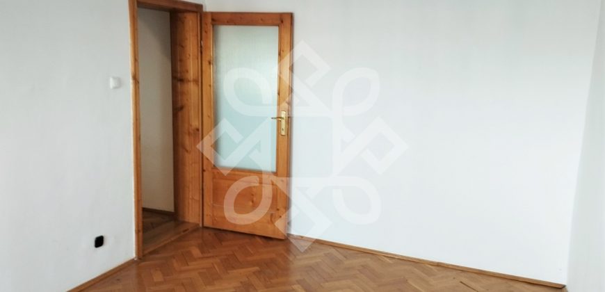 Apartament cu 3 camere de vanzare, zona Lacul Rosu