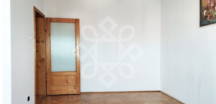Apartament cu 3 camere de vanzare, zona Lacul Rosu