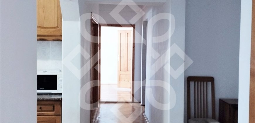 Apartament cu 3 camere de vanzare, zona Lacul Rosu