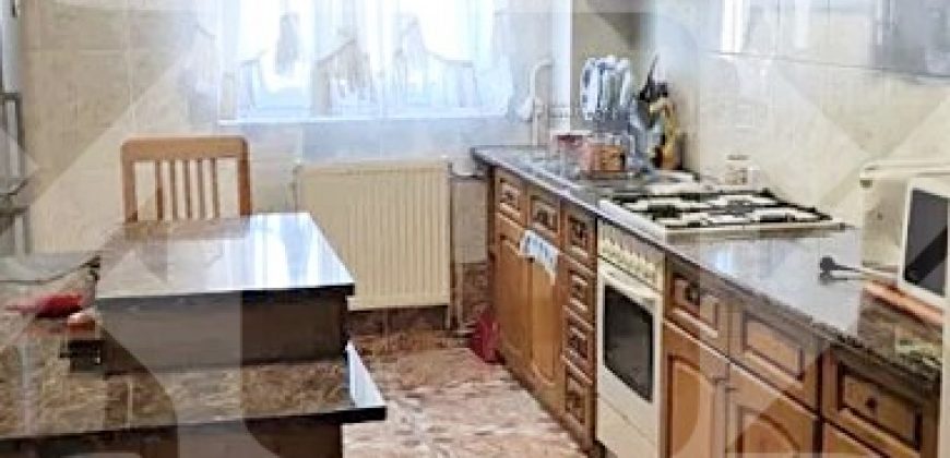 Apartament cu 3 camere de vanzare, zona Lacul Rosu