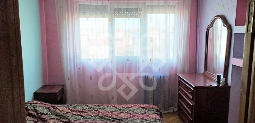 Apartament cu 3 camere de vanzare, zona Lacul Rosu