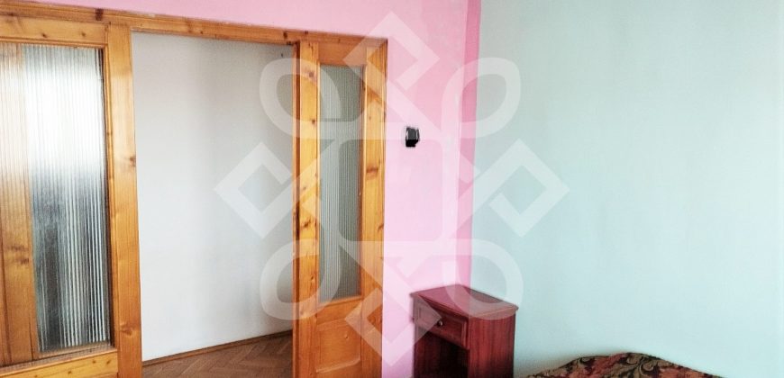 Apartament cu 3 camere de vanzare, zona Lacul Rosu