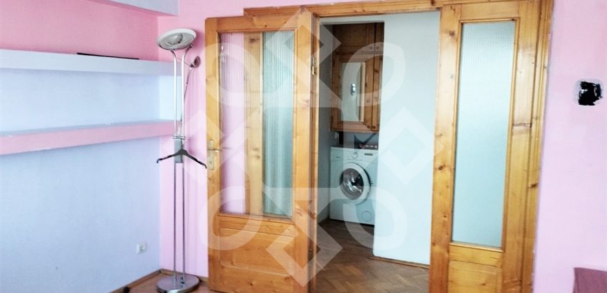 Apartament cu 3 camere de vanzare, zona Lacul Rosu