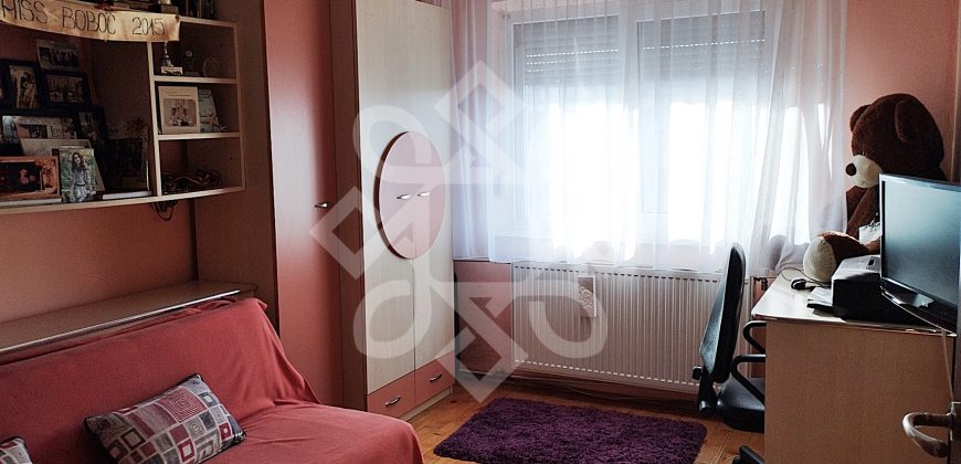 Apartament cu 3 camere, decomandat in cartierul Velenta, Oradea