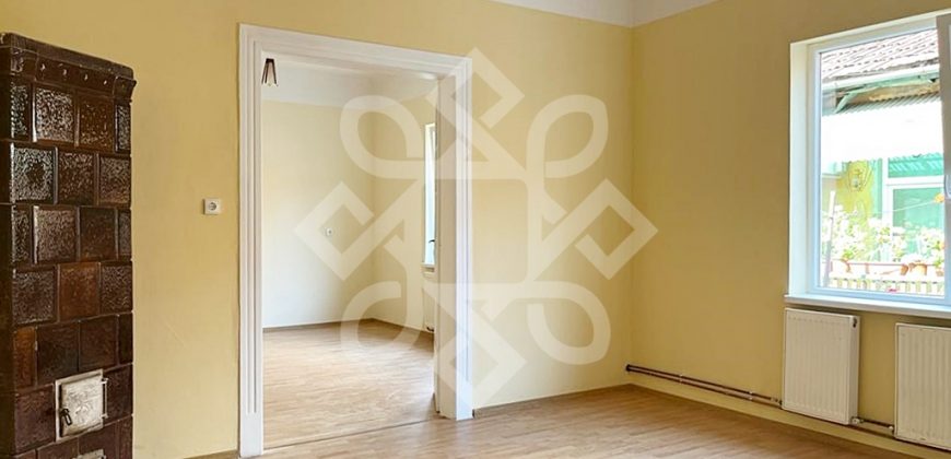 Casa cu 2 camere la curte comuna, ultracentral in Oradea