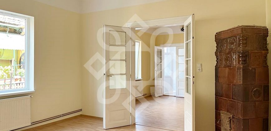 Casa cu 2 camere la curte comuna, ultracentral in Oradea