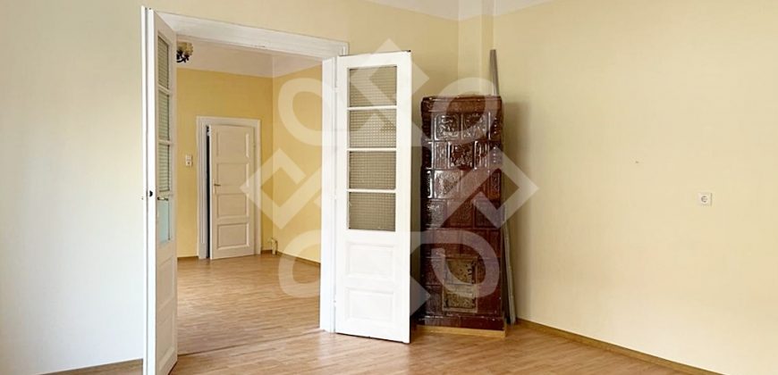 Casa cu 2 camere la curte comuna, ultracentral in Oradea