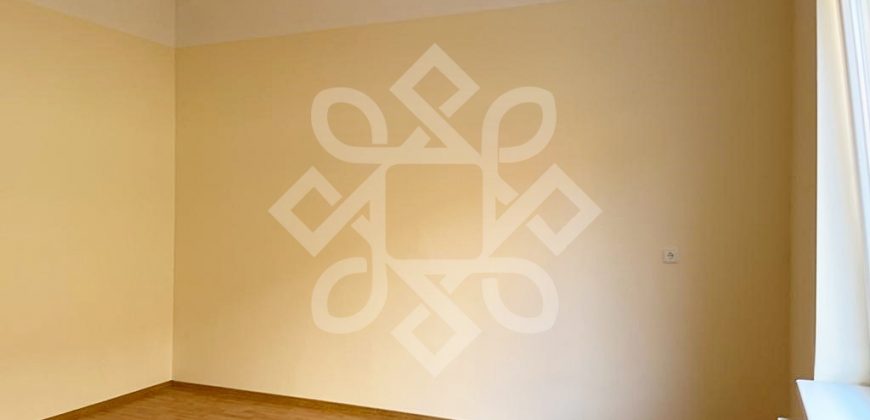 Casa cu 2 camere la curte comuna, ultracentral in Oradea