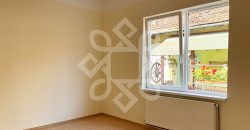 Casa cu 2 camere la curte comuna, ultracentral in Oradea