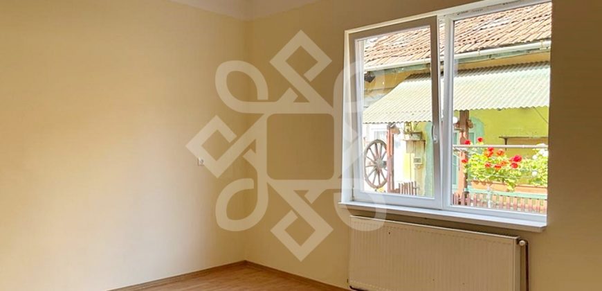 Casa cu 2 camere la curte comuna, ultracentral in Oradea