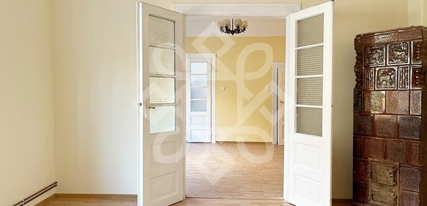 Casa cu 2 camere la curte comuna, ultracentral in Oradea