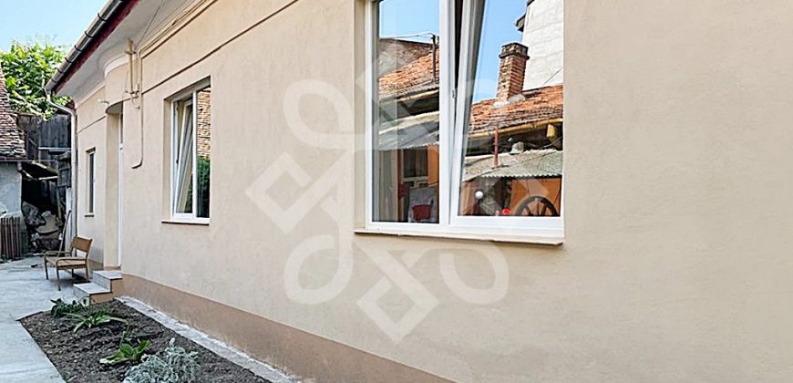 Casa cu 2 camere la curte comuna, ultracentral in Oradea