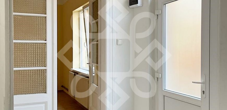 Casa cu 2 camere la curte comuna, ultracentral in Oradea
