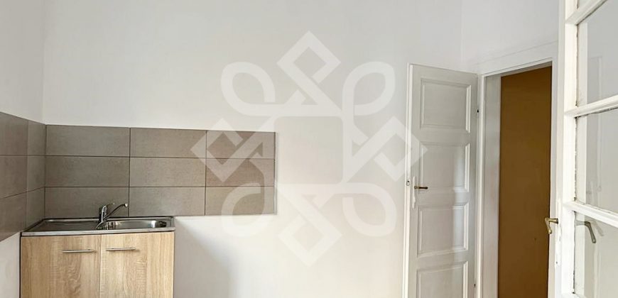 Casa cu 2 camere la curte comuna, ultracentral in Oradea