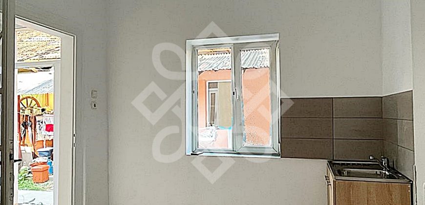 Casa cu 2 camere la curte comuna, ultracentral in Oradea
