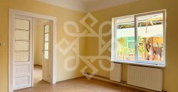 Casa cu 2 camere la curte comuna, ultracentral in Oradea