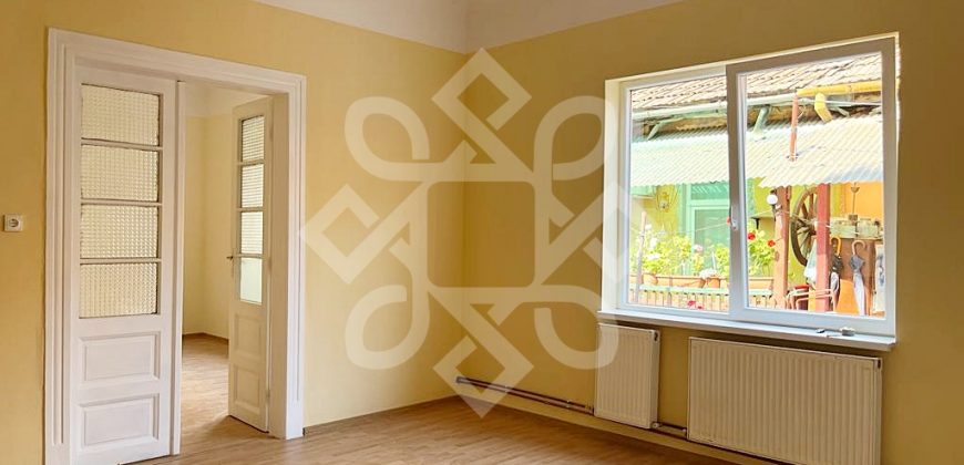 Casa cu 2 camere la curte comuna, ultracentral in Oradea