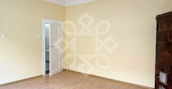 Casa cu 2 camere la curte comuna, ultracentral in Oradea