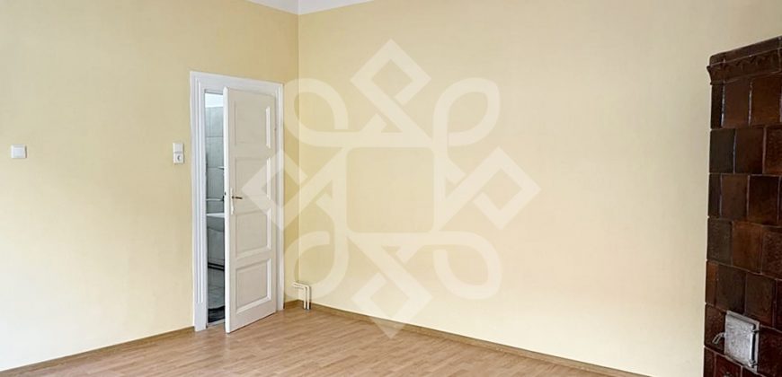 Casa cu 2 camere la curte comuna, ultracentral in Oradea