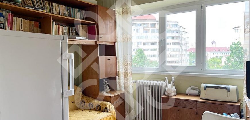 Apartament cu 4 camere de vanzare pe Bulevardul Dacia