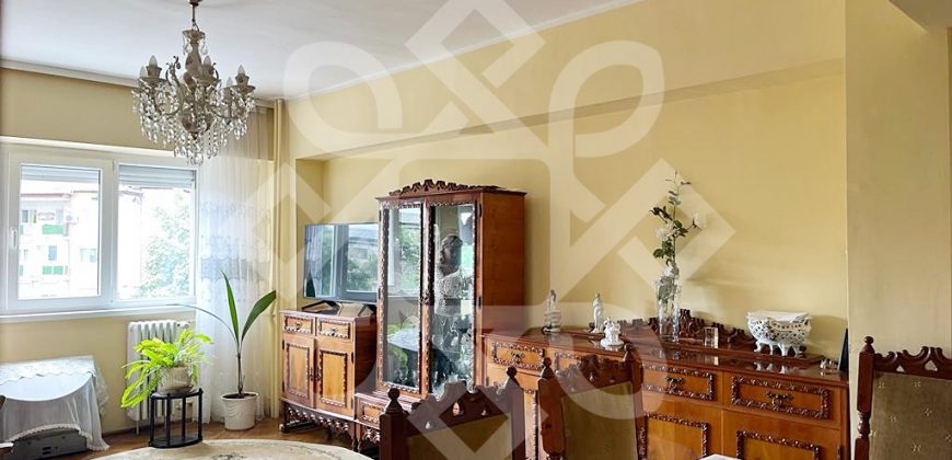 Apartament cu 4 camere de vanzare pe Bulevardul Dacia