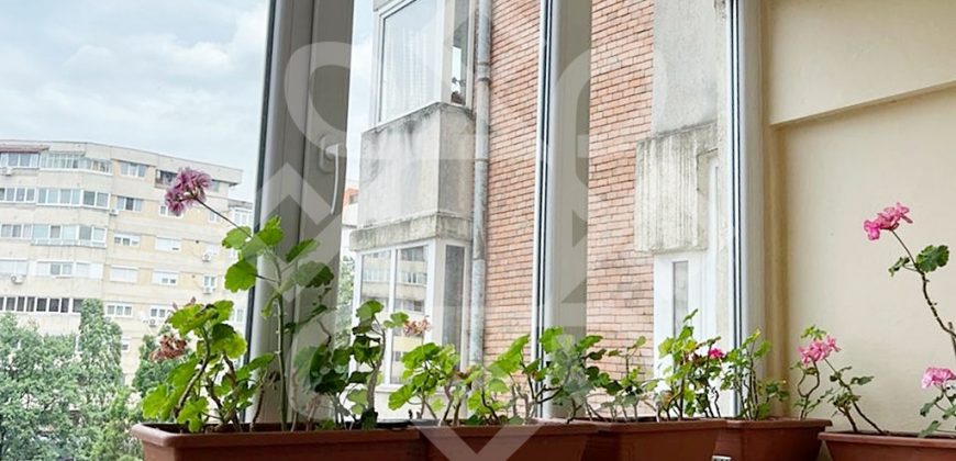 Apartament cu 4 camere de vanzare pe Bulevardul Dacia