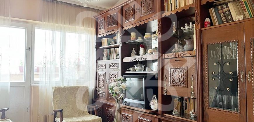 Apartament cu 4 camere de vanzare pe Bulevardul Dacia