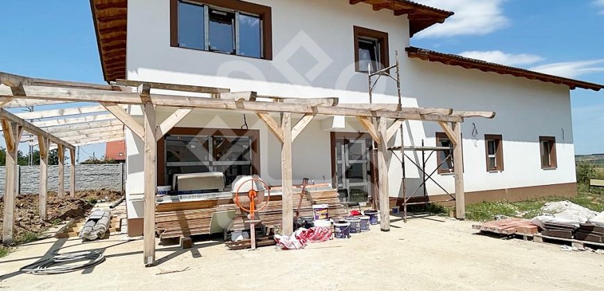 Casa noua cu 8 dormitoare de inchiriat in Paleu