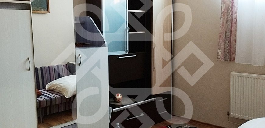 Casa cu 4 camere la curte comuna, zona ultracentrala