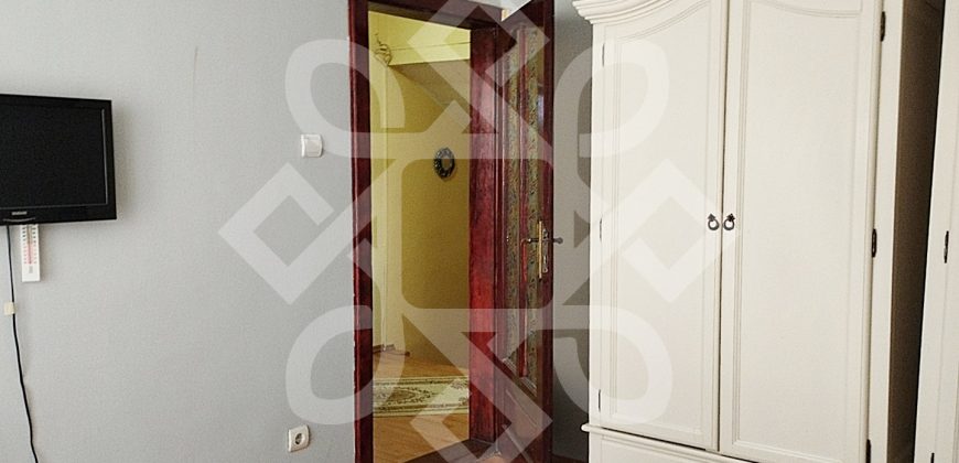Casa cu 4 camere la curte comuna, zona ultracentrala