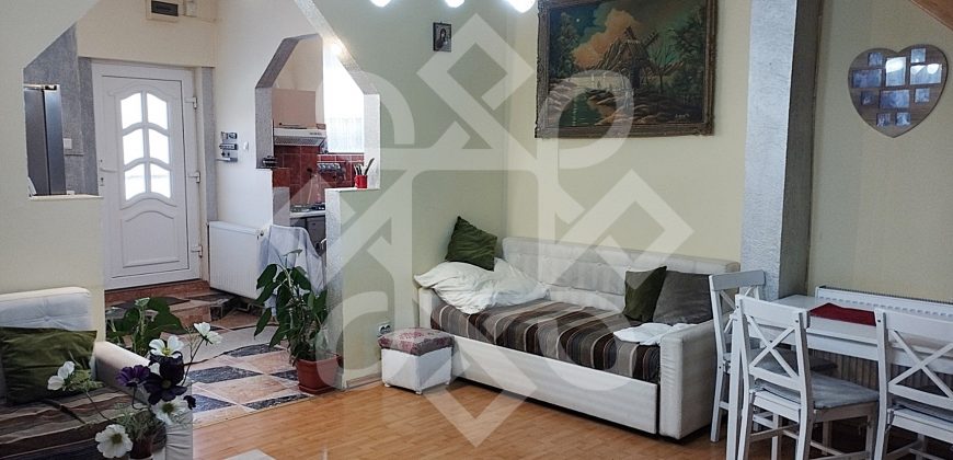 Casa cu 4 camere la curte comuna, zona ultracentrala