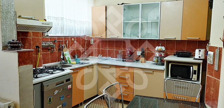 Casa cu 4 camere la curte comuna, zona ultracentrala