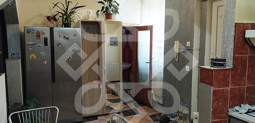Casa cu 4 camere la curte comuna, zona ultracentrala
