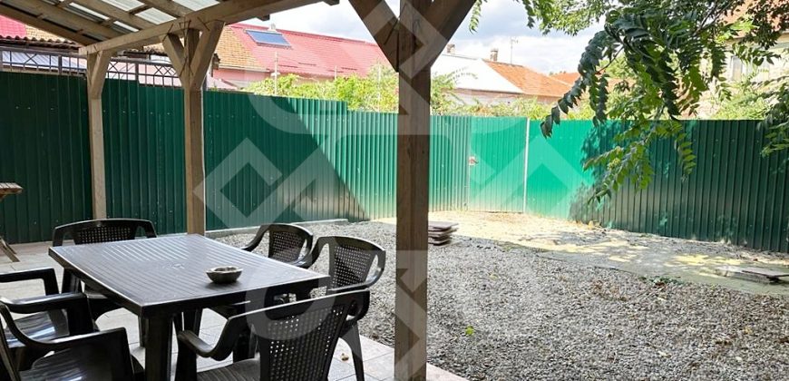 Apartament ultracentral la casa si curte proprie de inchiriat