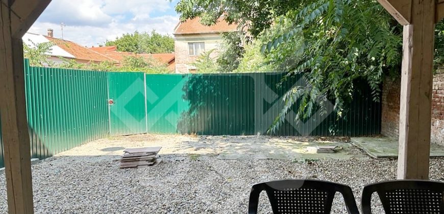 Apartament ultracentral la casa si curte proprie de inchiriat