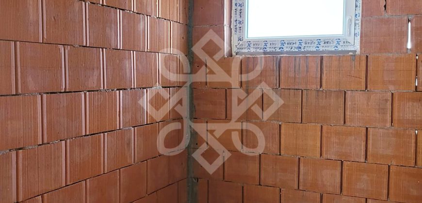 Casa la rosu de vanzare in Cartierul Tineretului